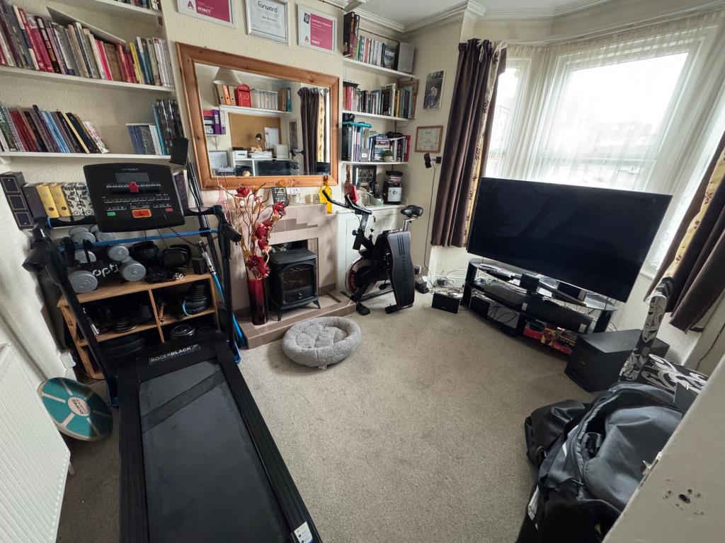 Lot: 44 - BAY FRONTED HOUSE FOR INVESTMENT - Front room